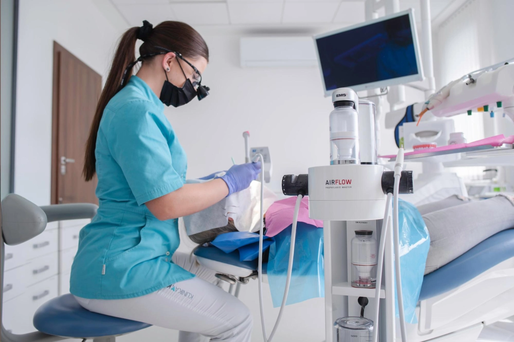 tytanowe wszczepy szybko integrują się z kością, zabieg pojedynczego zęba, implanty dwuczęściowe