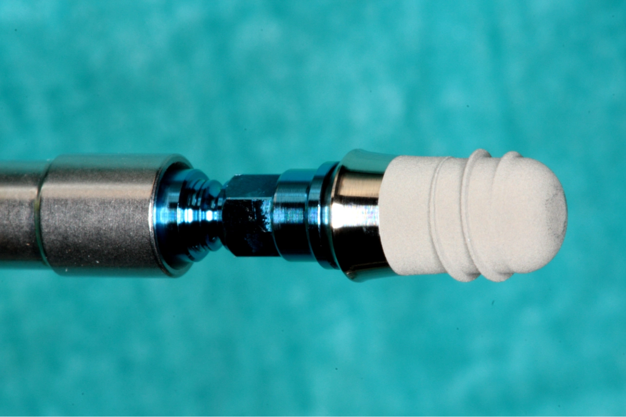 frez, specjalistyczne implanty są stosowane po zabiegach onkologicznych przez słabą kość szczęki